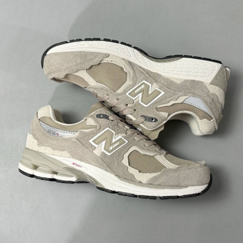 뉴발란스 NB2002R 디컨스트럭션 라이트 카키 러닝화 001-279634