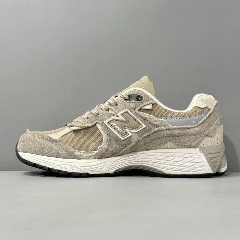 뉴발란스 NB2002R 디컨스트럭션 라이트 카키 러닝화 001-279634