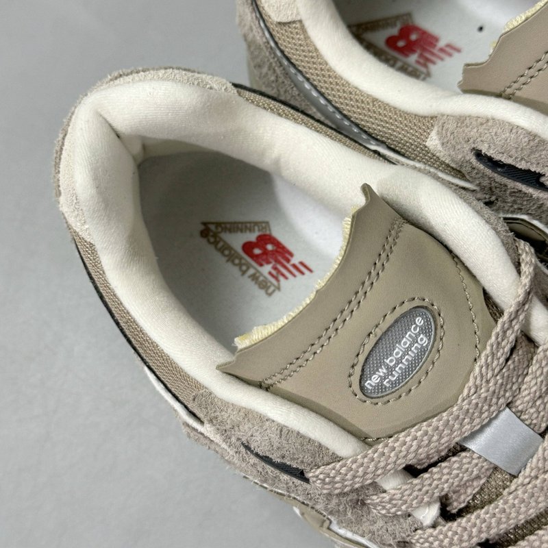 뉴발란스 NB2002R 디컨스트럭션 라이트 카키 러닝화 001-279634