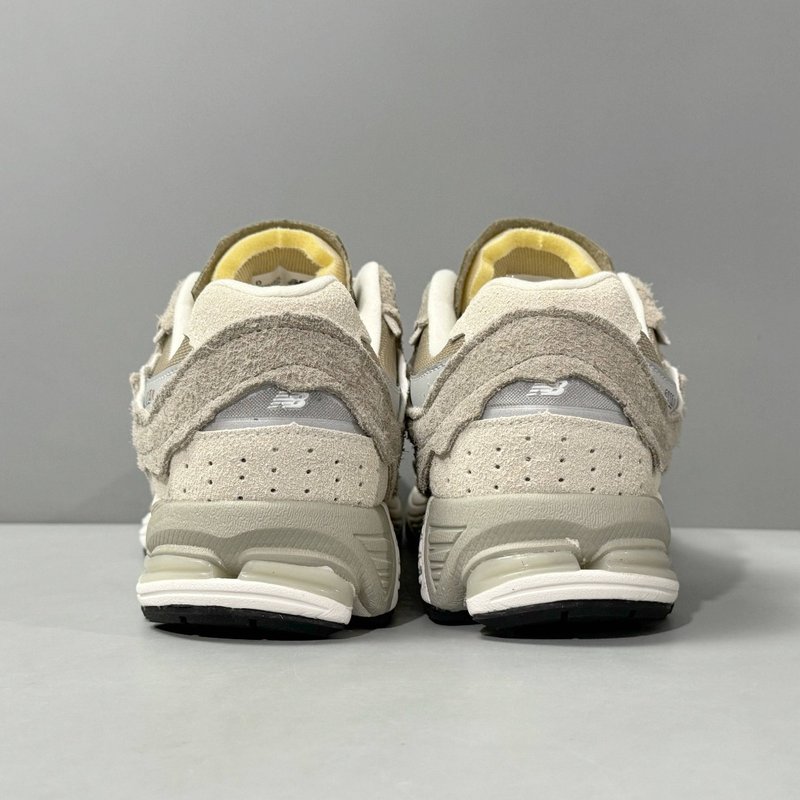 뉴발란스 NB2002R 디컨스트럭션 라이트 카키 러닝화 001-279634