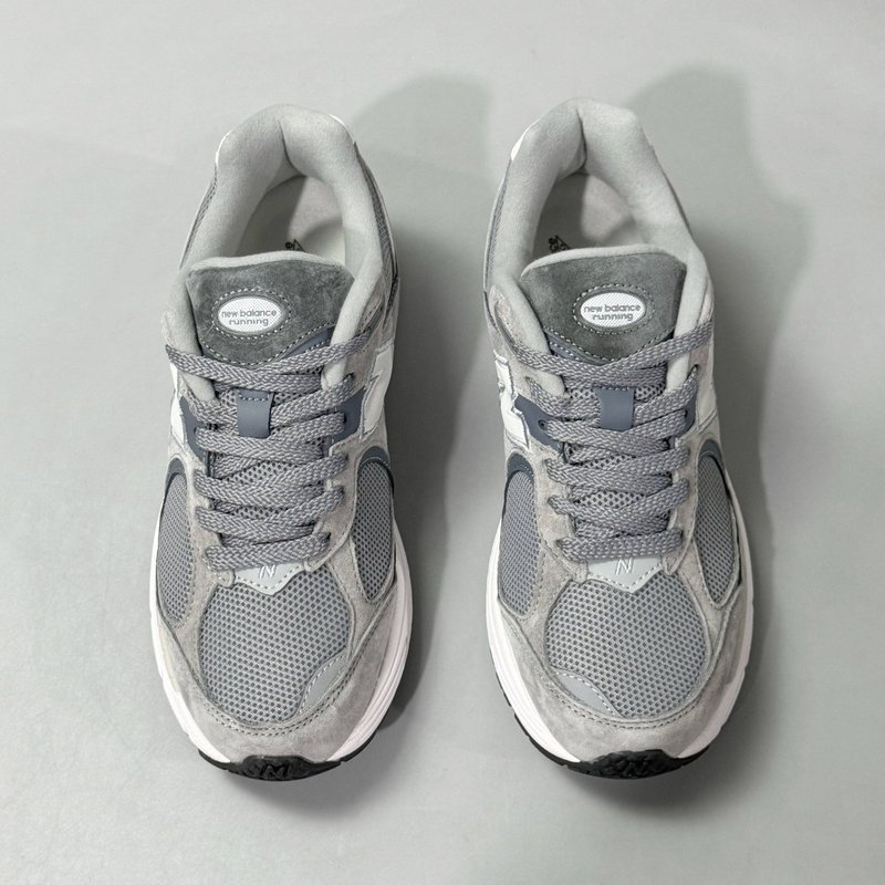 뉴발란스 NB2002R 그레이 러닝화 001-279636