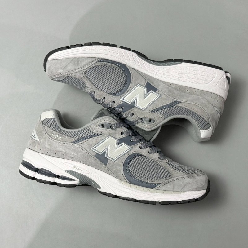 뉴발란스 NB2002R 그레이 러닝화 001-279636