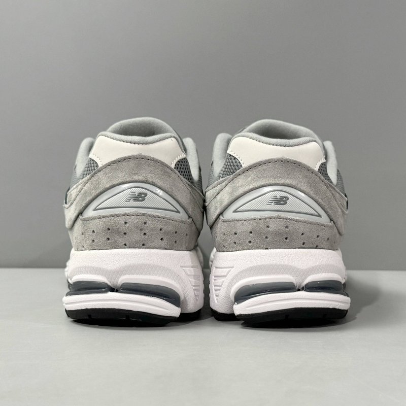 뉴발란스 NB2002R 그레이 러닝화 001-279636