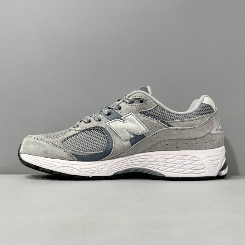뉴발란스 NB2002R 그레이 러닝화 001-279636