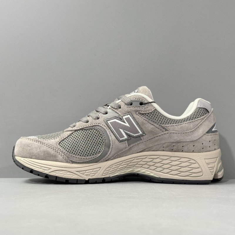 뉴발란스 NB2002R 레트로 러닝화 001-279672