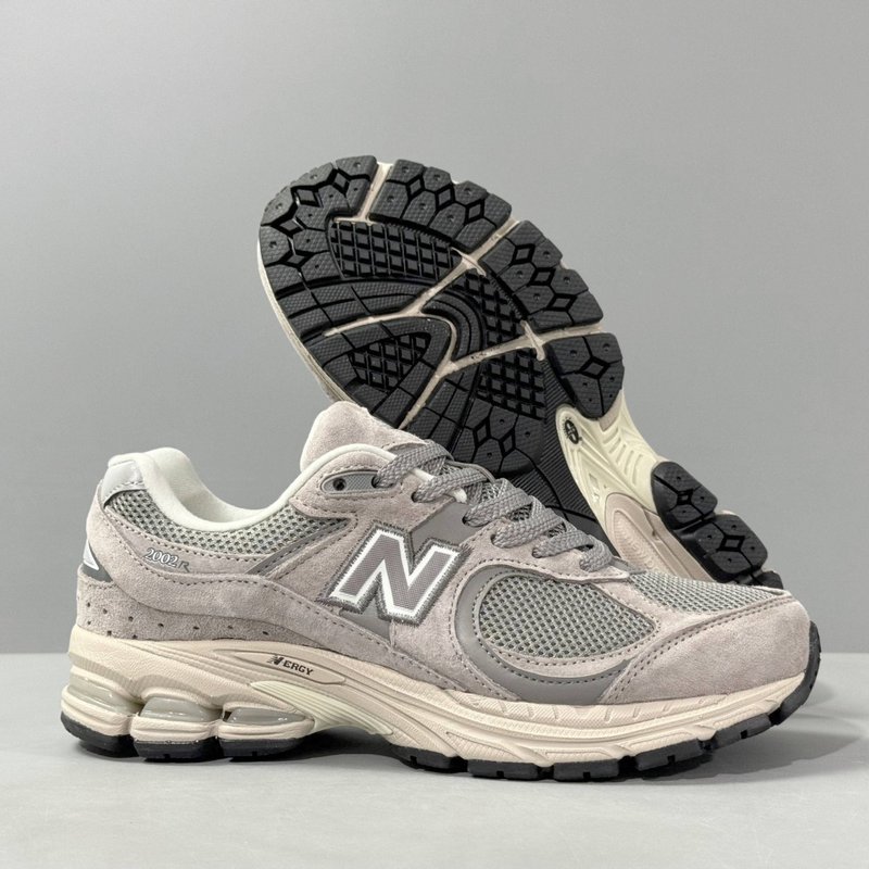 뉴발란스 NB2002R 레트로 러닝화 001-279672