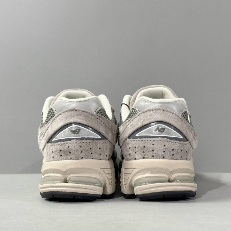 뉴발란스 NB2002R 레트로 러닝화 001-279672