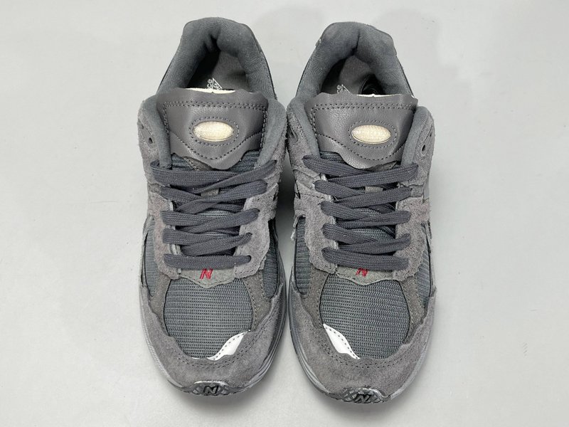 뉴발란스 2002R 레트로 러닝화 001-279701
