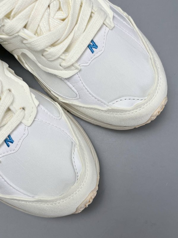 뉴발란스 디컨스트럭션 솔트 화이트 러닝화 001-279703