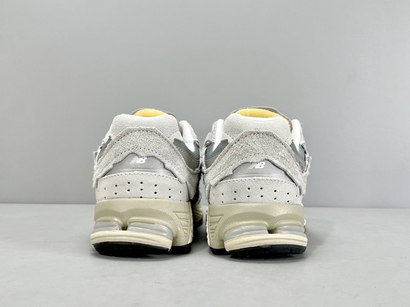 뉴발란스 2002R 레트로 러닝화 001-279710