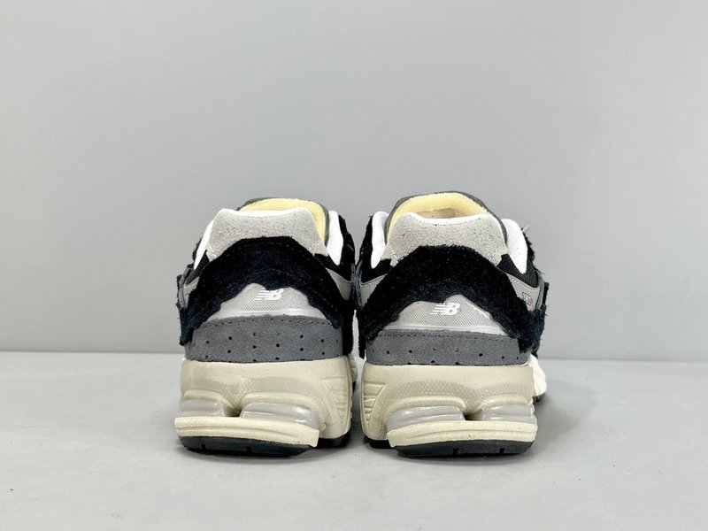 뉴발란스 2002R 해체 블랙/화이트 러닝화 001-279711