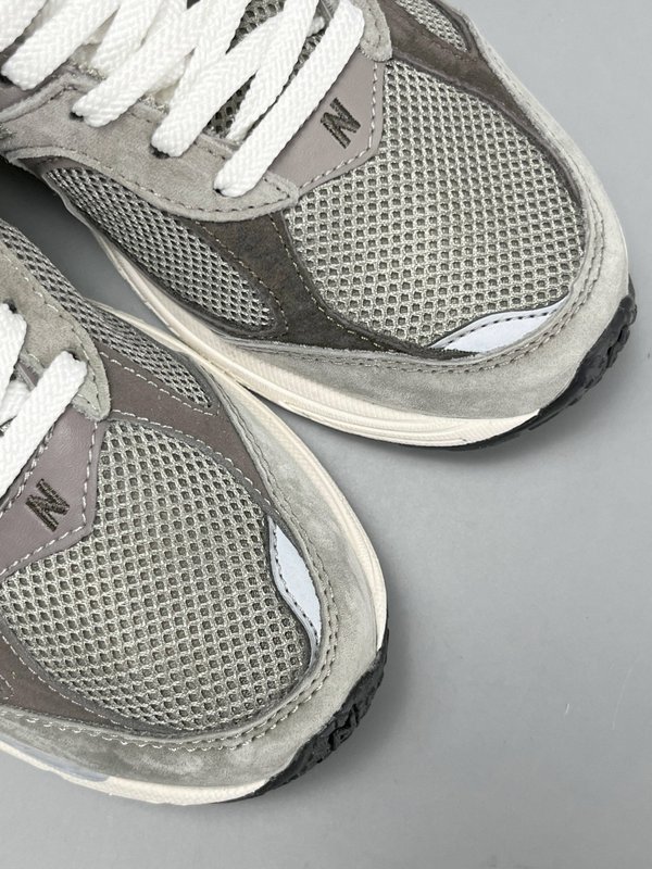 뉴발란스 NB2002R 레트로 캐주얼 러닝화 001-279756