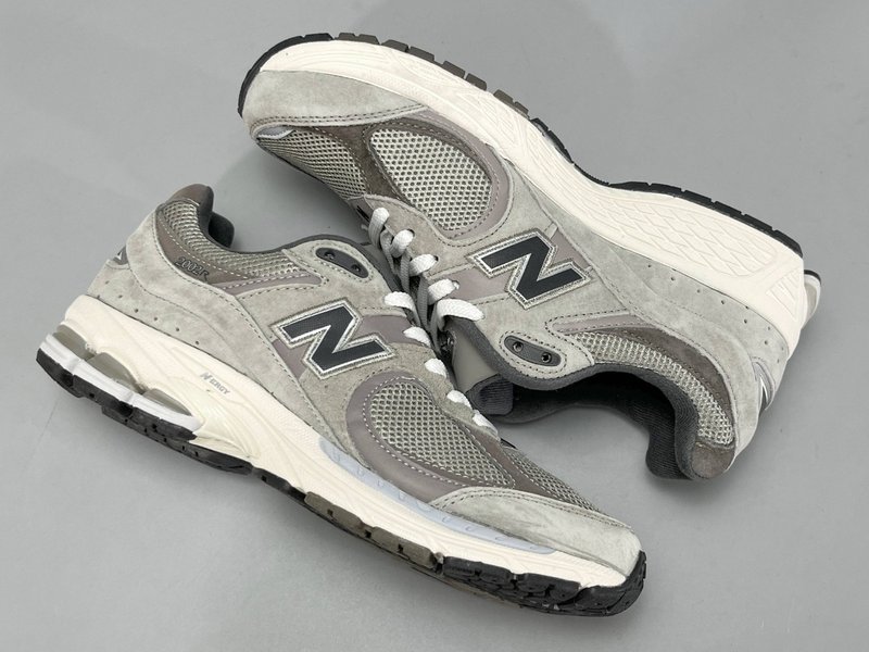 뉴발란스 NB2002R 레트로 캐주얼 러닝화 001-279756