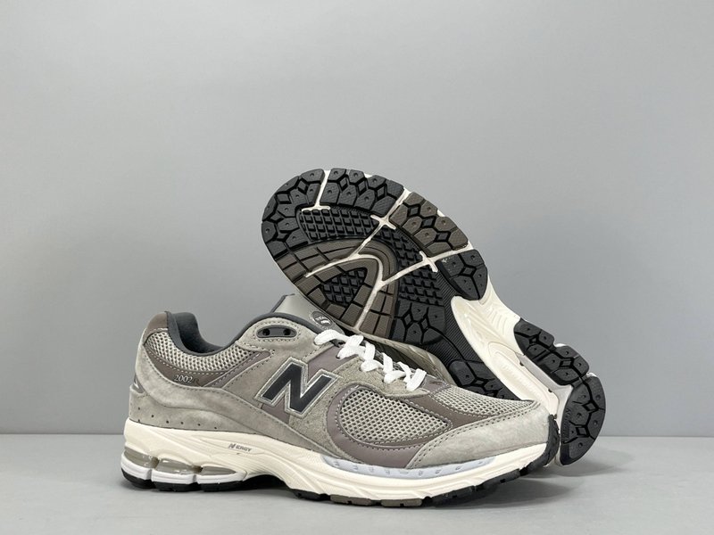 뉴발란스 NB2002R 레트로 캐주얼 러닝화 001-279756