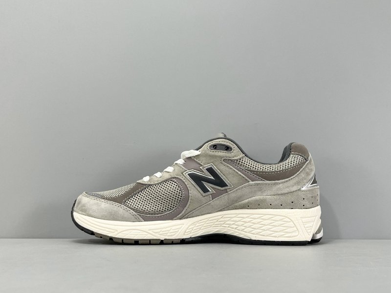 뉴발란스 NB2002R 레트로 캐주얼 러닝화 001-279756