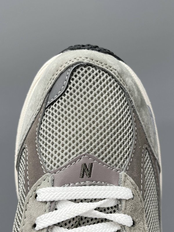 뉴발란스 NB2002R 레트로 캐주얼 러닝화 001-279756