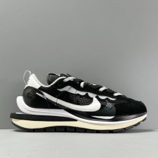 나이키 와플 사카이 블랙 앤 화이트 운동화 001-279993