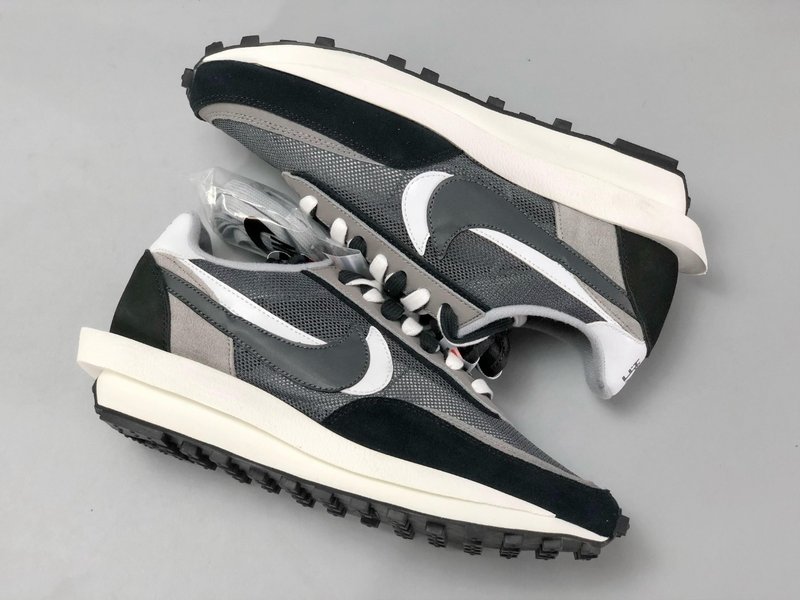 Sacai x Nike Waffle 운동화 001-280011