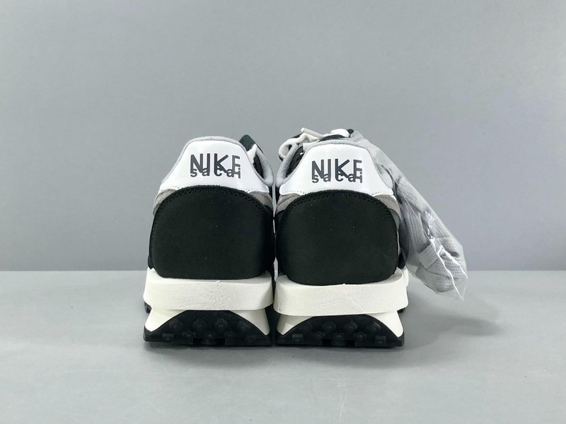 Sacai x Nike Waffle 운동화 001-280011