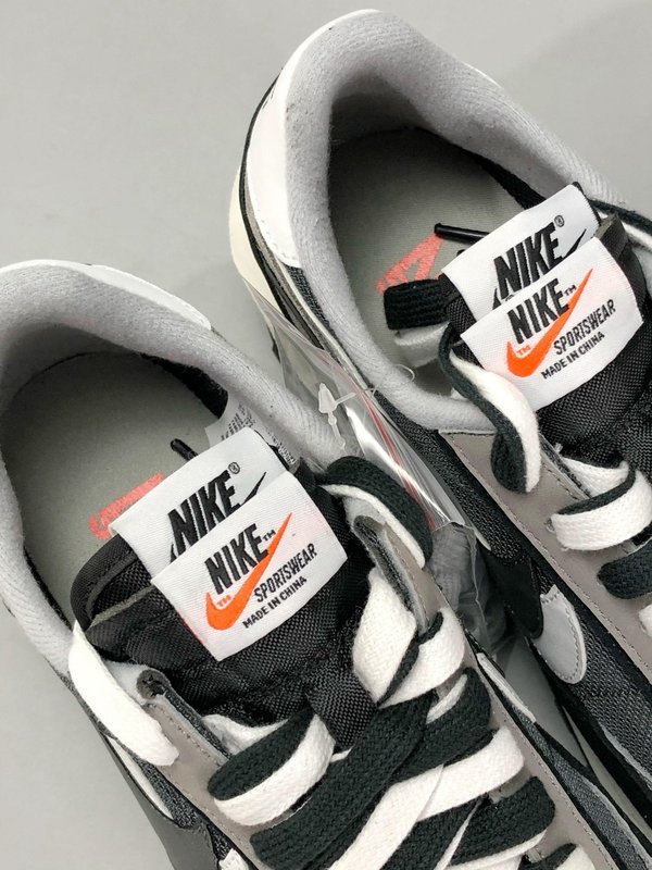 Sacai x Nike Waffle 운동화 001-280011