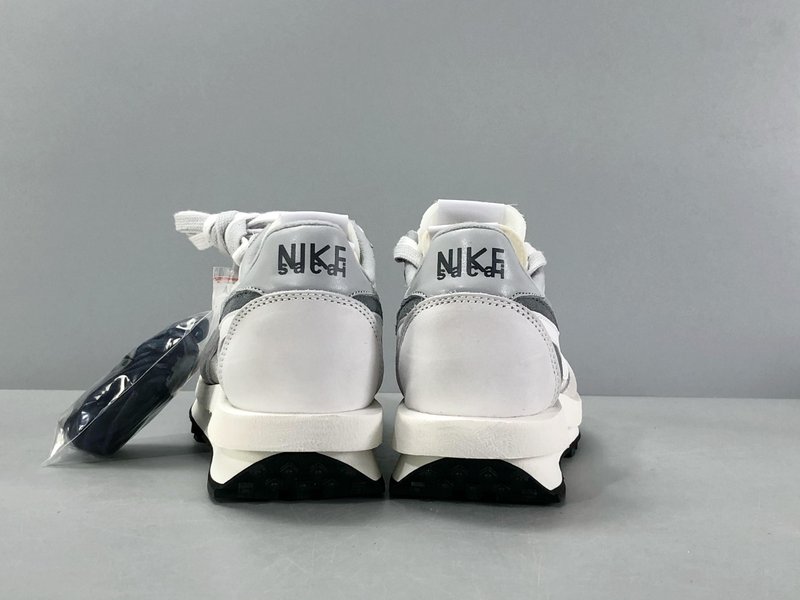 Sacai x Nike Waffle 운동화 001-280012
