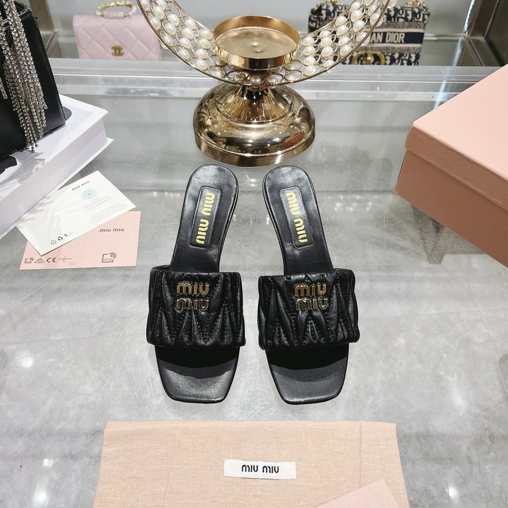 미우미우 자수 다이아몬드 퀼팅 양가죽 샌들 001-281067