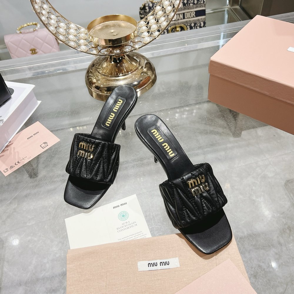 미우미우 자수 다이아몬드 퀼팅 양가죽 샌들 001-281067
