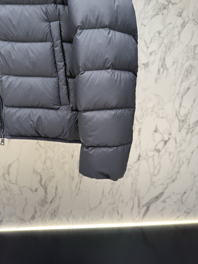 Moncler 남성 다운 재킷 001-281130