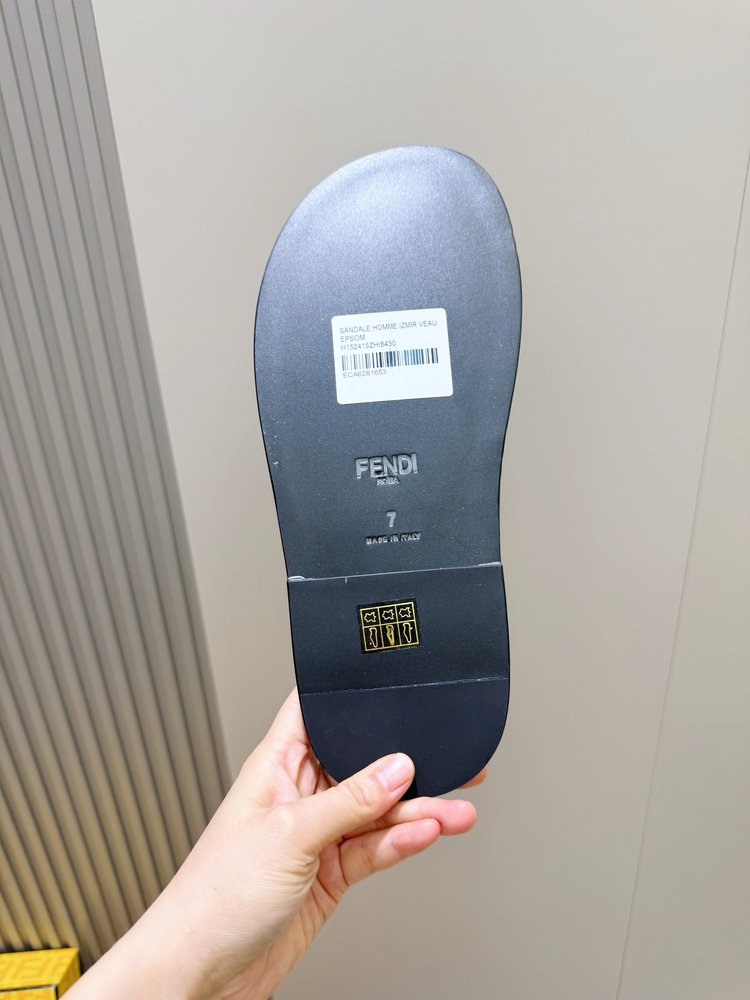 FENDI 비치 가죽 슬리퍼 남성 001-281233