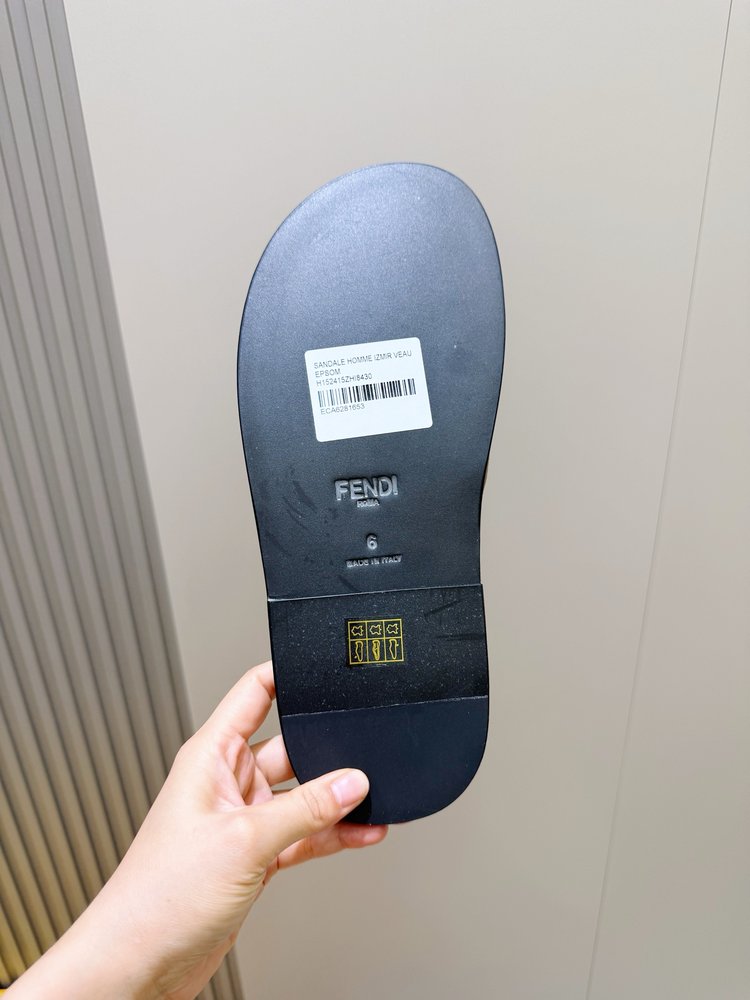 FENDI 펜디 비치 가죽 바닥 샌들 남성용 001-281240