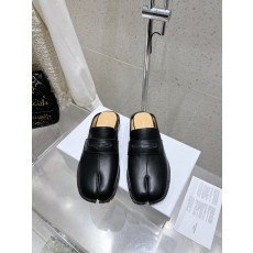 메종 마르지엘라 MM6 클래식 발가락 분할 슬리퍼 001-281410