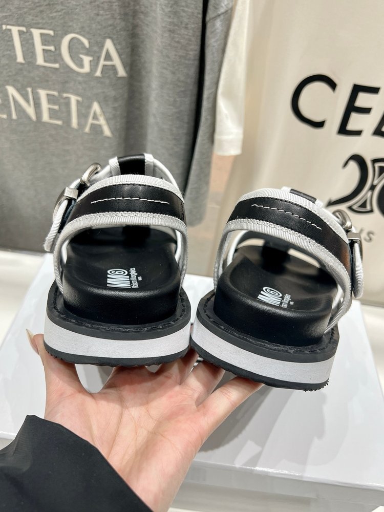 마르지엘라 두꺼운 밑창 샌들 001-281413