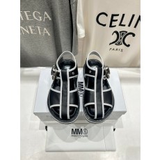 마르지엘라 두꺼운 밑창 샌들 001-281413