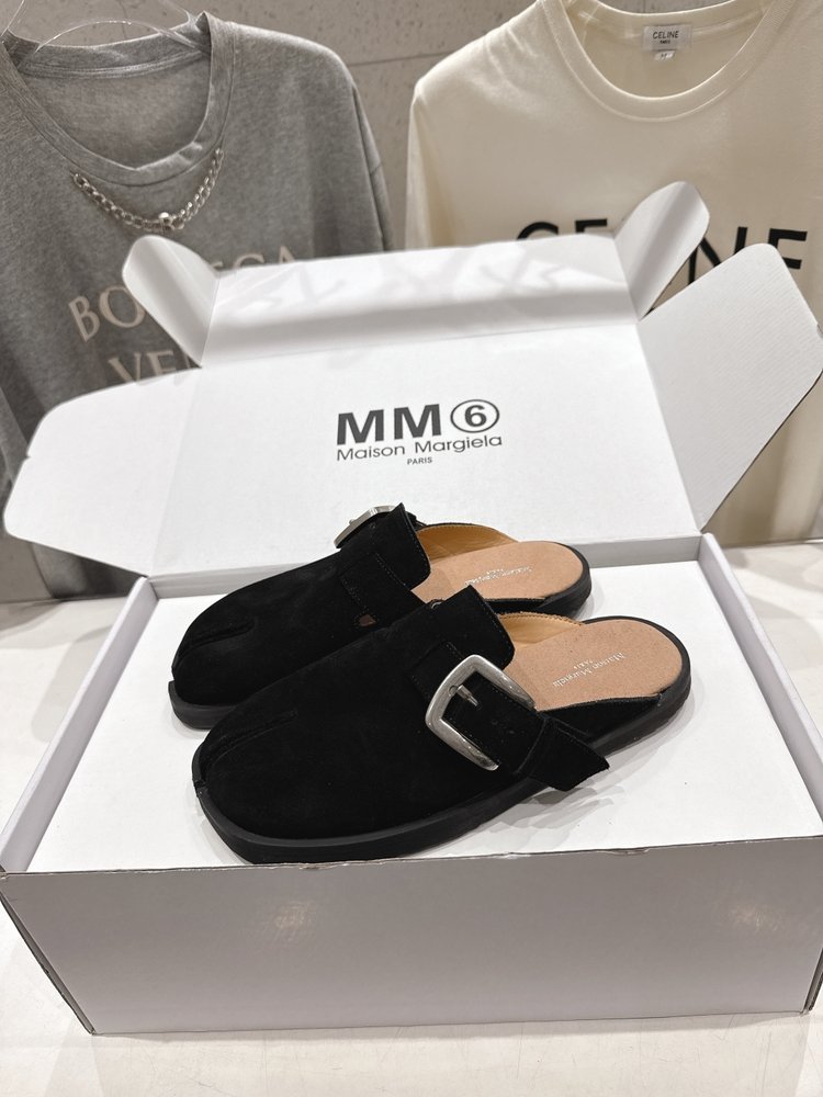 메종 마르지엘라 MM6 플랫 발가락 분리 버켄 슬리퍼 001-281414