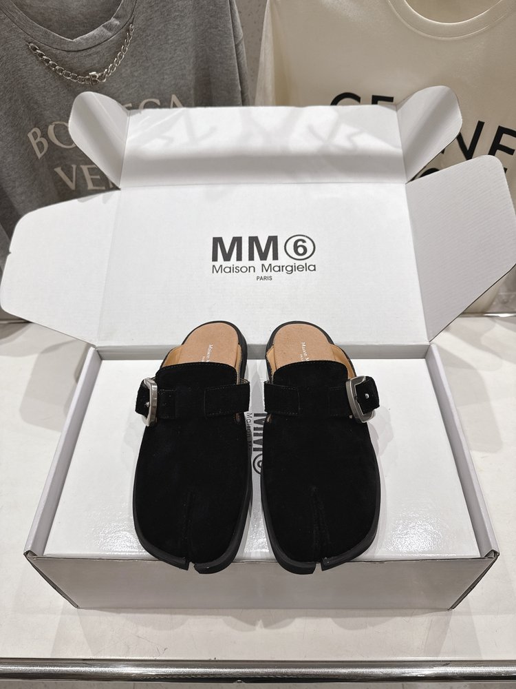 메종 마르지엘라 MM6 플랫 발가락 분리 버켄 슬리퍼 001-281414