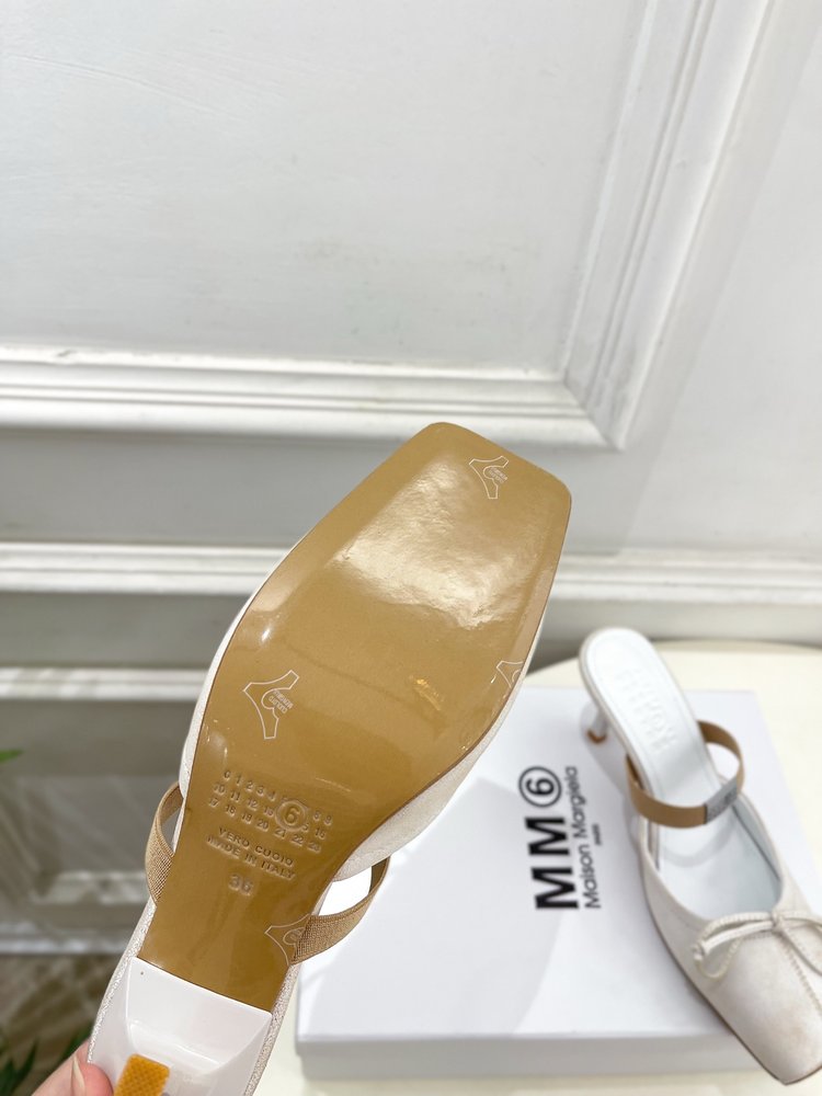 메종 마르지엘라 MM6 리본 스트랩 포인트 토 하이힐 001-281468