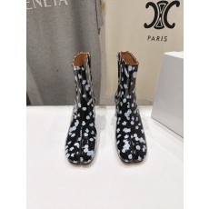 메종 마르지엘라 MM6 포인트 토 앵클 부츠 001-281512