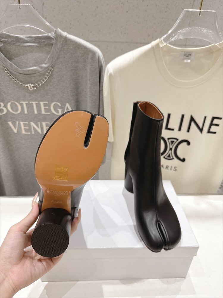 MM6 마르지엘라 발가락 분할 굽 짧은 부츠 001-281531