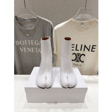 MM6 마르지엘라 발가락 분할 굽 짧은 부츠 001-281534