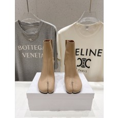 메종 마르지엘라 MM6 발가락 분할 굽 짧은 부츠 001-281536