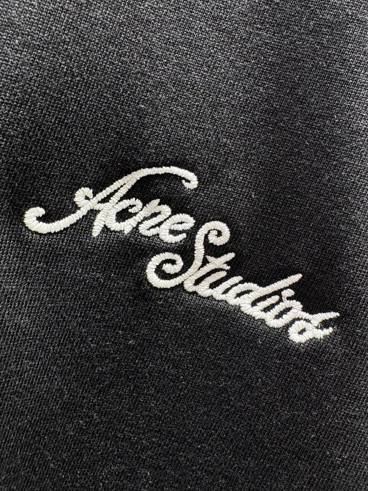 Acne Studios 시그니처 자수 긴팔 티셔츠 001-283052