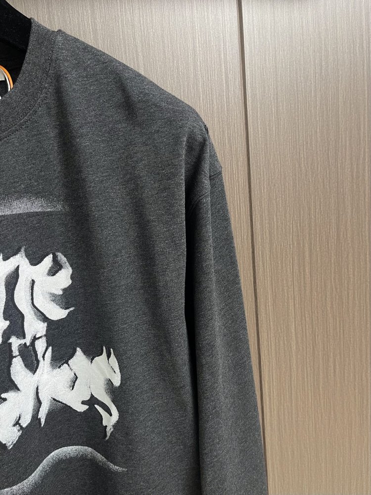Acne Studios 고딕 스프레이 레터링 롱슬리브 001-283061