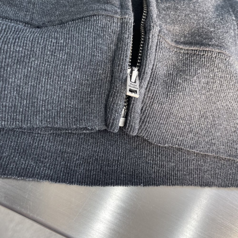 Acne Studios 구멍 뚫린 빈티지 로고 지퍼 자 001-283083