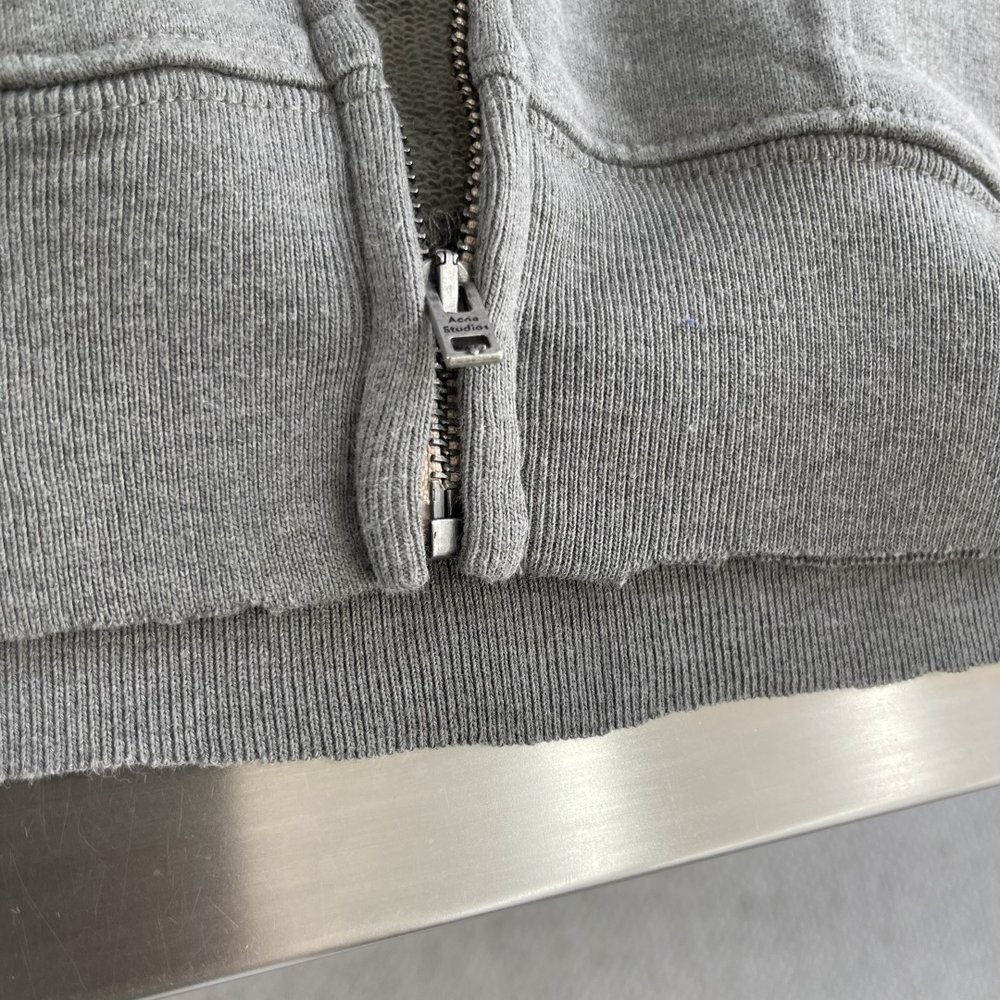Acne Studios 구멍 뚫린 빈티지 로고 지퍼 재 001-283084