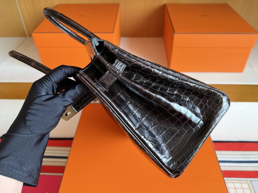 나일 두점 광택 악어가죽 초콜릿색 30cm 가방 001-283608