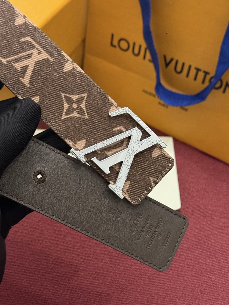 LV 이니셜 모노그램 리플렉티브 40mm 리버시블 벨트 001-284204