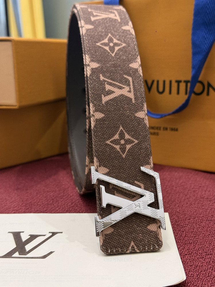 LV 이니셜 모노그램 리플렉티브 40mm 리버시블 벨트 001-284204