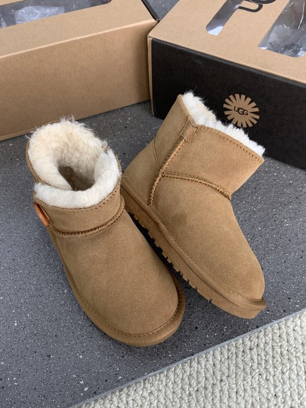 UGG 클래식 나무단추 아동 스노우부츠 001-284620