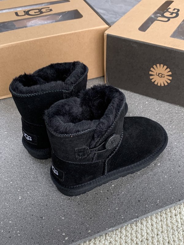 UGG 클래식 나무 단추 아동 스노우 부츠 001-284623