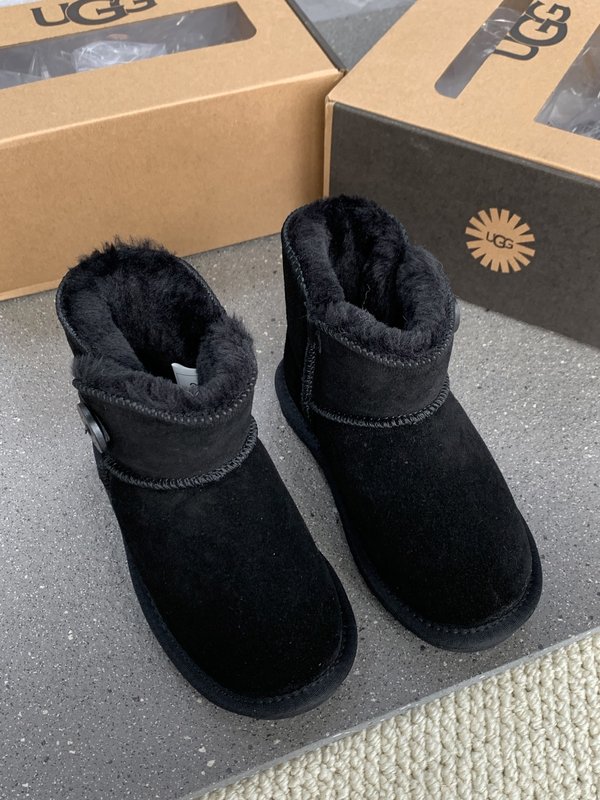 UGG 클래식 나무 단추 아동 스노우 부츠 001-284623